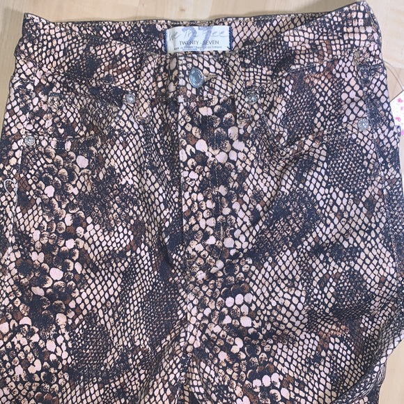 HOST β
 FREE PEOPLE Raw High-Rise 2 faced Snake Print Jean - Picture 6 of 15